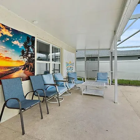Coastal Retreat - Roomy, Relaxing, Pool